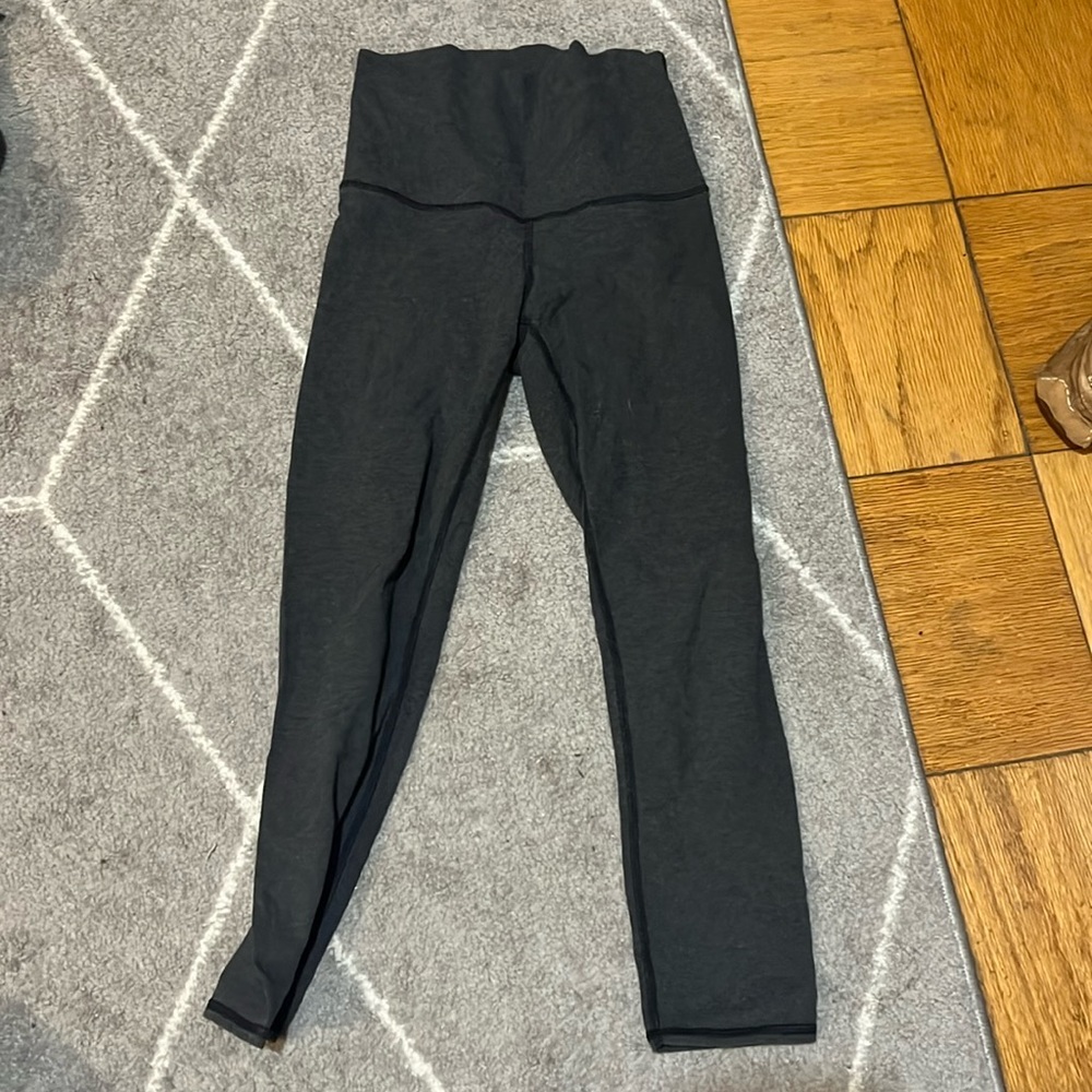 Heather/t-shirt lululemon leggings. cropped.